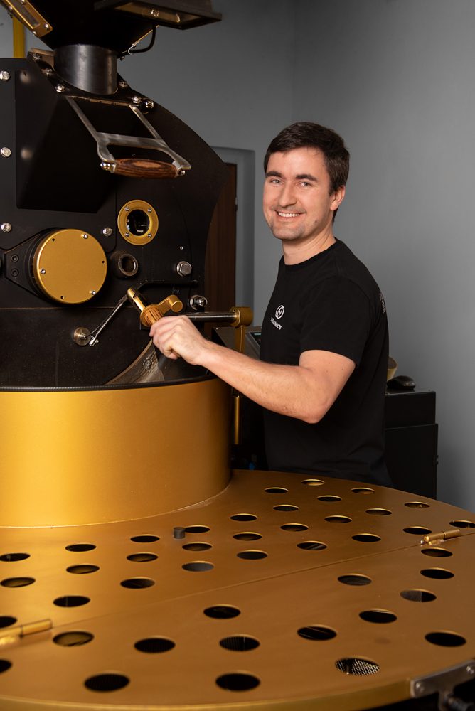 Lukáš at the Dos Mundos roastery
